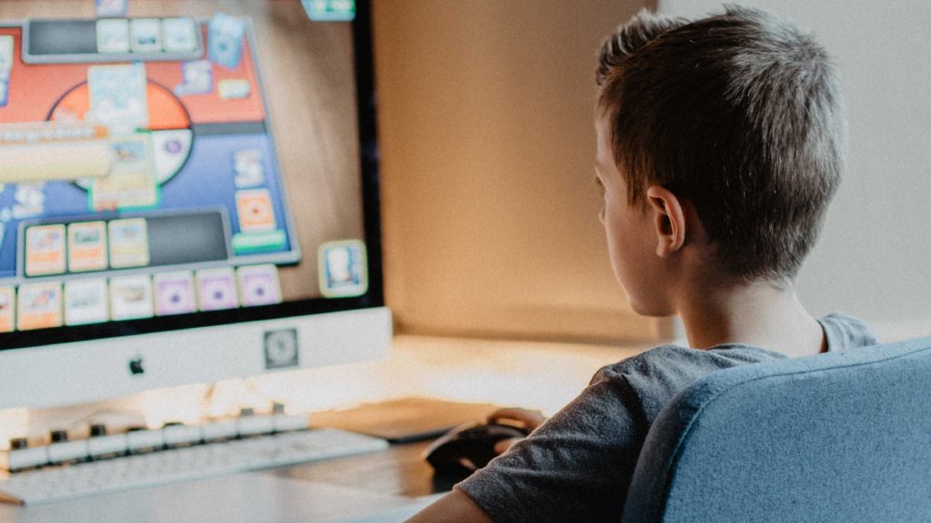 Jugendfreizeiteinrichtung CHiP 77 - Computer/PS4 Jugendliche sitzt vor Computer