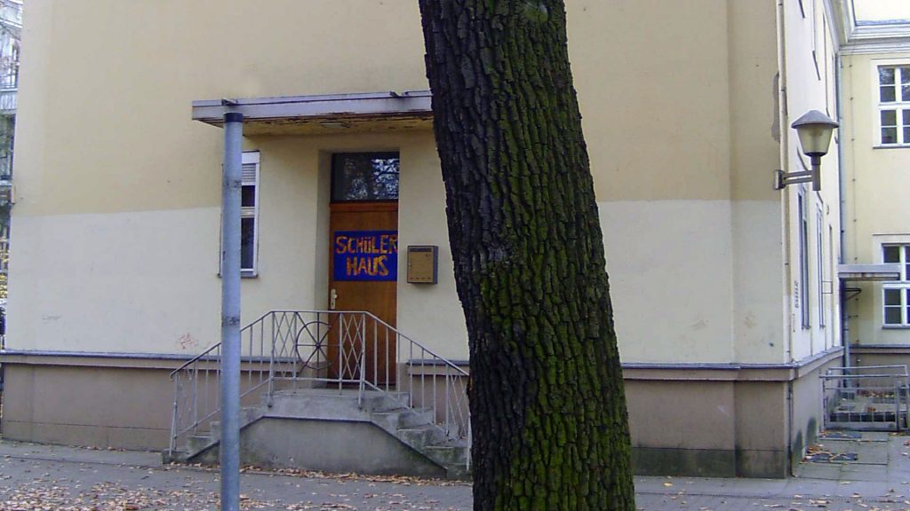 Schülerhaus Eingangstüren Sozial-kulturelle Netzwerke casa e. V.